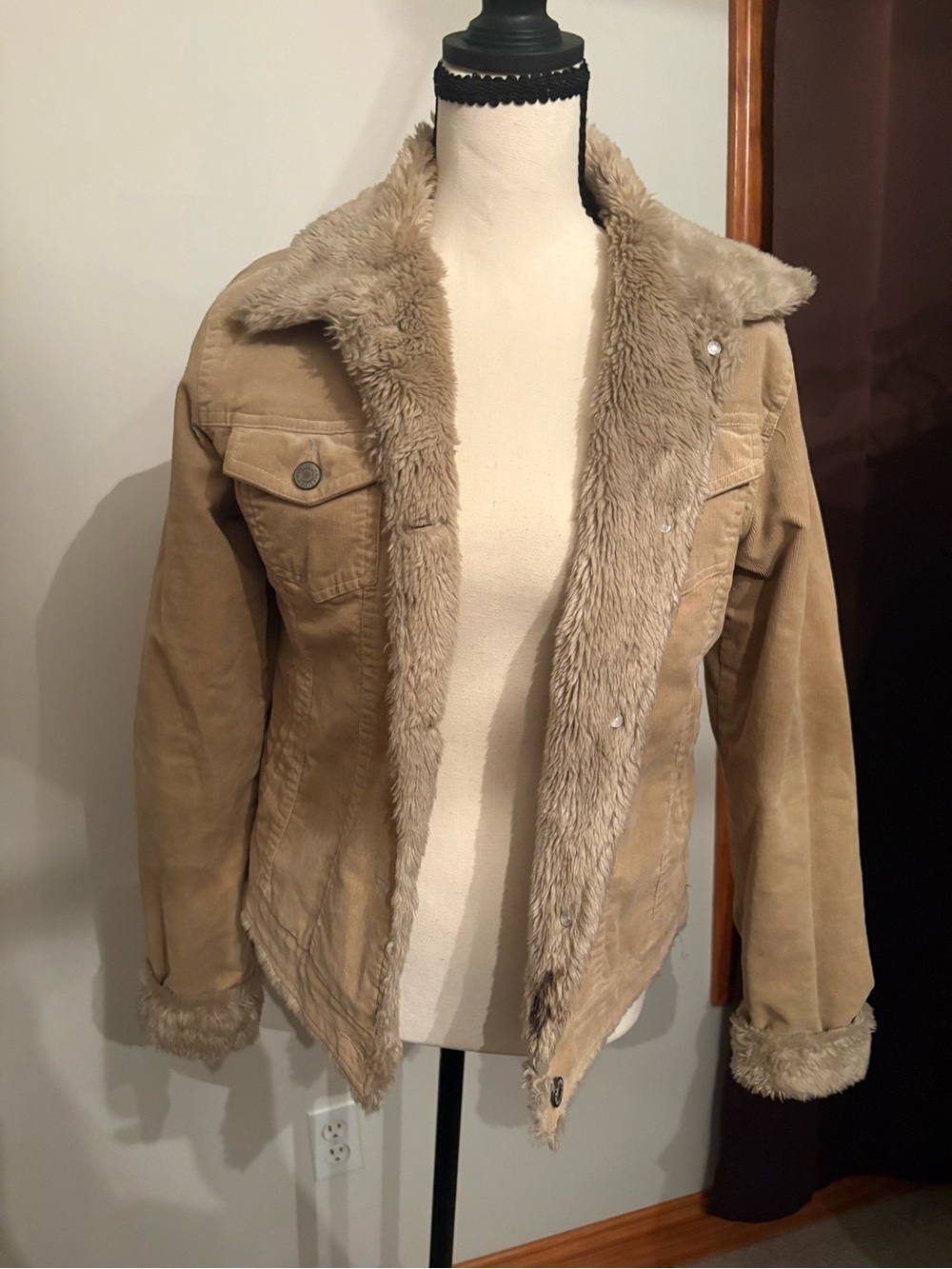 Y2K Women’s Faux-Shearling Lined Jean Jacket in Light Tan